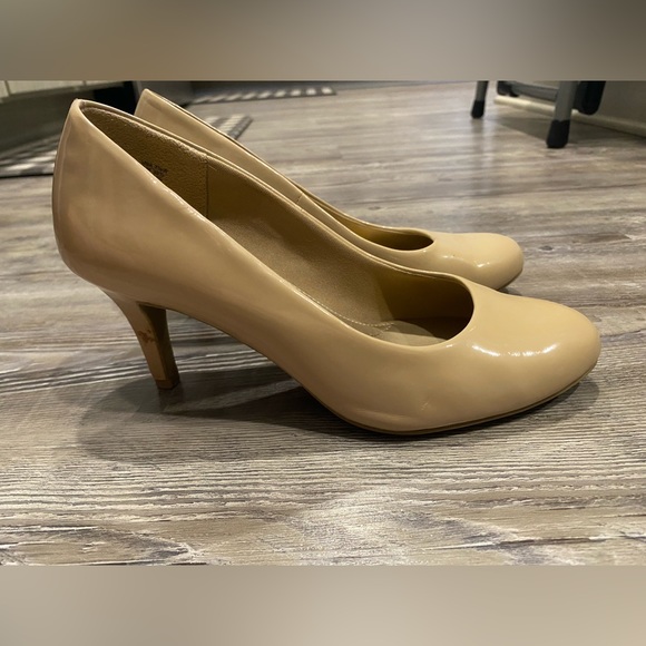 ✨MOVING SALE✨ Comfort plus by Predictions Heels Size 7 1/2W - Picture 2 of 7